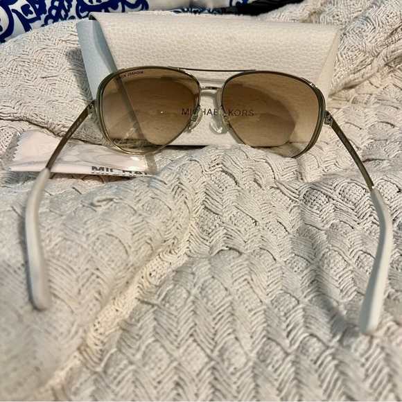 Michael Kors MK5004 Chelsea Sunglasses White & Tan Lenses w/ Case Gold Frame - Picture 3 of 13
